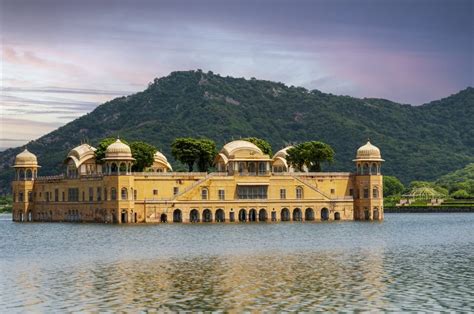 Das Jal Mahal: Ein versunkener Palast, der Geschichte und Schönheit vereint!