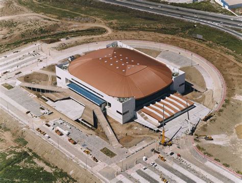 Das Palacio de los Deportes José María Martín Carpena: Ein Architektonisches Wunderwerk mit Blick auf den Mittelmeer-Horizont!