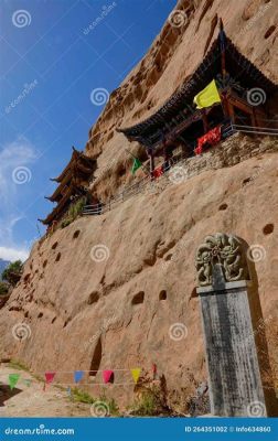  Der Gyama Tempel: Ein buddhistisches Juwel mit atemberaubenden Panoramablicken auf die tibetischen Hochflächen!