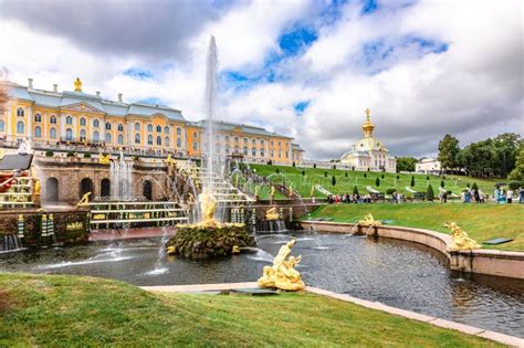  Der Peterhof - Ein Wasserpalast voller Pracht und Sprühende Fontänen